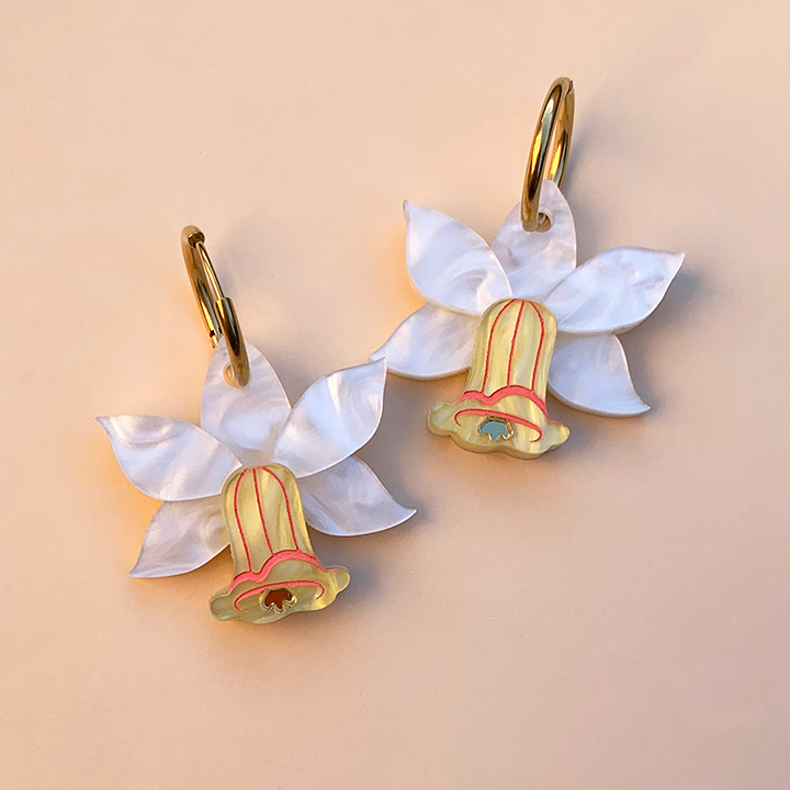 DELIGHTFUL DAFFODIL WHITE ACRYLIC HOOP EARRINGS