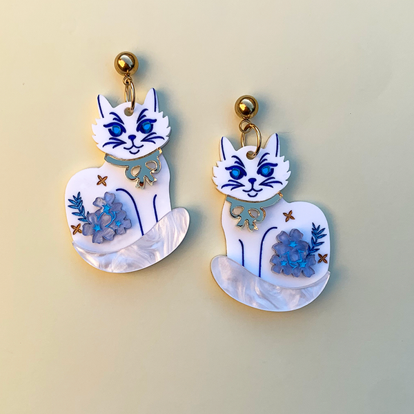 KITTY FLORA WHITE ACRYLIC EARRINGS