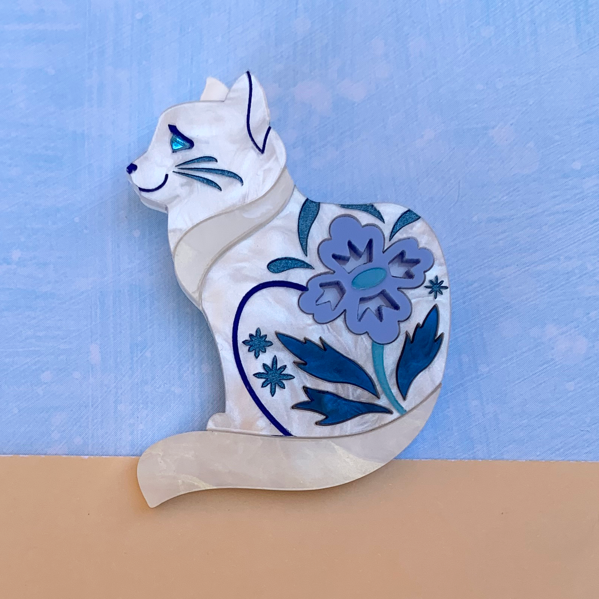 KITTY WILLOW WHITE ACRYLIC BROOCH