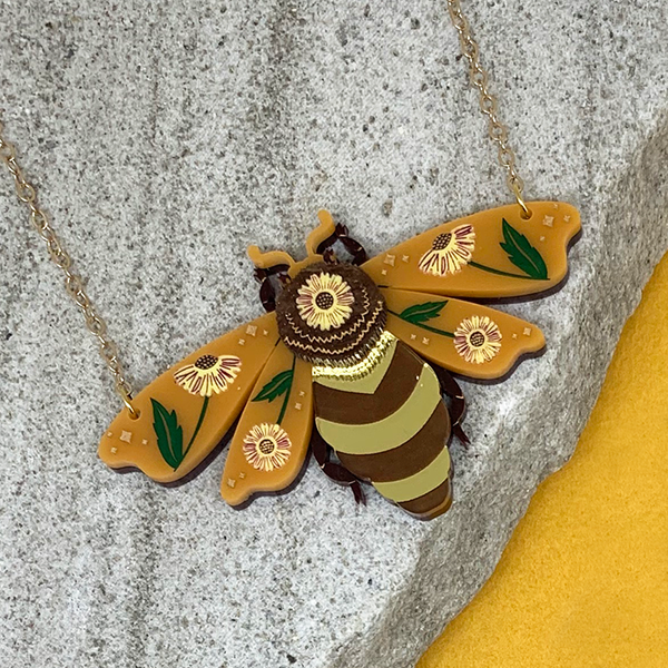 **SECONDS** HONEY I'M THE QUEEN BEE ACRYLIC NECKLACE